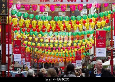 London UK. 19. Februar 2015. Chinatown ist dekoriert mit bunten Laternen, Chinesisches Neujahr die Schafe Kredit zu markieren: Amer Ghazzal/Alamy Live-Nachrichten Stockfoto