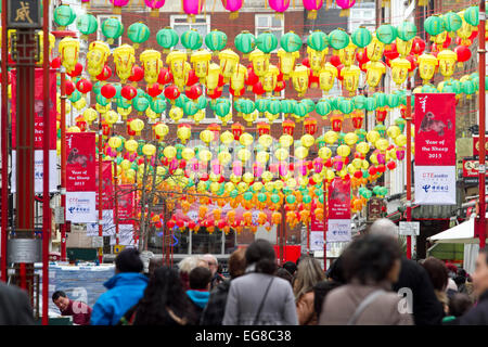 London UK. 19. Februar 2015. Chinatown ist dekoriert mit bunten Laternen, Chinesisches Neujahr die Schafe Kredit zu markieren: Amer Ghazzal/Alamy Live-Nachrichten Stockfoto