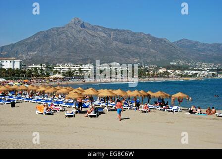 Urlauber entspannen am Strand, Puerto Banus, Marbella, Costa Del Sol, Provinz Malaga, Andalusien, Spanien, Westeuropa. Stockfoto