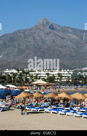 Urlauber entspannen am Strand, Puerto Banus, Marbella, Costa Del Sol, Provinz Malaga, Andalusien, Spanien, Westeuropa. Stockfoto