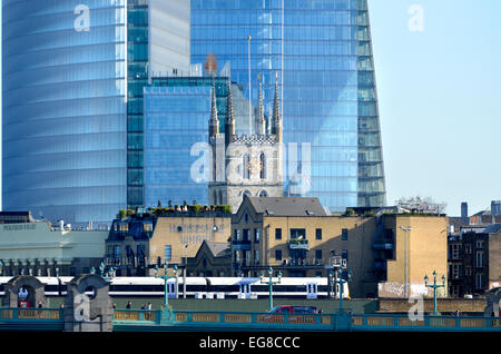 London, England, Vereinigtes Königreich. Turm der Southwark Cathedral vor The Shard. Trainieren auf der Londoner Brücke Stockfoto