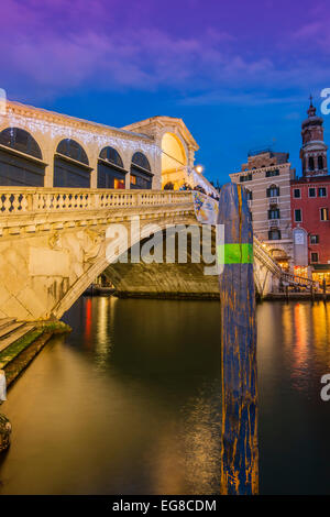 Rialto-Brücke in der Abenddämmerung, Venedig, Veneto, Italien Stockfoto