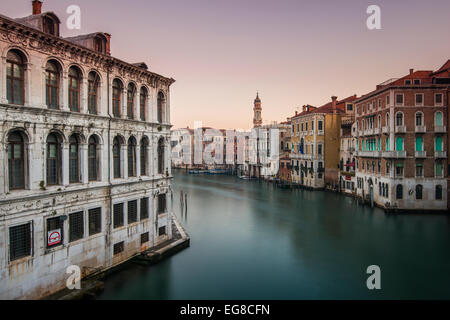 Blick auf Canal bei Sonnenaufgang, Venedig, Veneto, Italien Stockfoto