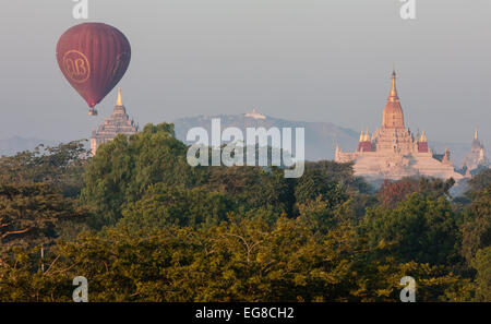 Ansicht des Sonnenaufgangs mit Heißluftballon schwebenden Flug über Ananda Tempel, rechts, über Ebenen von Pagan, Bagan, Burma, Myanmar Stockfoto