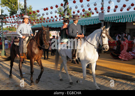 Spanien, Andalusien, Sevilla, Messe, Feria de Abril, Menschen, Festival, Tracht, Reiter, Stockfoto