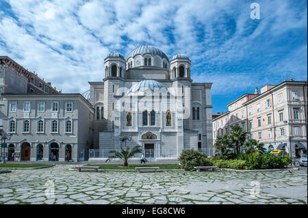 Die serbisch-orthodoxe St. Spyridon Kirche in Triest, Italien an einem schönen sonnigen Tag Stockfoto