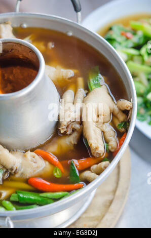 sauer und würzig Hühnersuppe Füße in heißen Schüssel Stockfoto