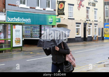 Hucknall, Nottinghamshire, UK. 19. Februar 2015. UK-Wetter: Half Term Wetter starker Regen in den East Midlands, weiterhin den Rest des Tages und kälter in der Woche. Meteorologen sagen eine gute Chance für Schnee am Wochenende. Bildnachweis: IFIMAGE/Alamy Live-Nachrichten Stockfoto