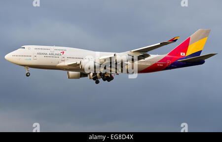 Frankfurt am Main, Deutschland. 2. Februar 2015. Eine Boeing 747-400 der Korean Airlines Asiana Airlines kommt am Flughafen in Frankfurt am Main, 2. Februar 2015. Foto: Christoph Schmidt/Dpa/Alamy Live News Stockfoto