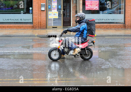 Hucknall, Nottinghamshire, UK. 19. Februar 2015. UK-Wetter: Half Term Wetter starker Regen in den East Midlands, weiterhin den Rest des Tages und kälter in der Woche. Meteorologen sagen eine gute Chance für Schnee am Wochenende. Bildnachweis: IFIMAGE/Alamy Live-Nachrichten Stockfoto