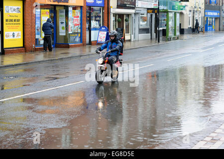 Hucknall, Nottinghamshire, UK. 19. Februar 2015. UK-Wetter: Half Term Wetter starker Regen in den East Midlands, weiterhin den Rest des Tages und kälter in der Woche. Meteorologen sagen eine gute Chance für Schnee am Wochenende. Bildnachweis: IFIMAGE/Alamy Live-Nachrichten Stockfoto