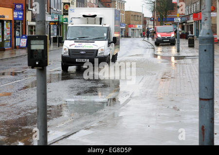 Hucknall, Nottinghamshire, UK. 19. Februar 2015. UK-Wetter: Half Term Wetter starker Regen in den East Midlands, weiterhin den Rest des Tages und kälter in der Woche. Meteorologen sagen eine gute Chance für Schnee am Wochenende. Bildnachweis: IFIMAGE/Alamy Live-Nachrichten Stockfoto