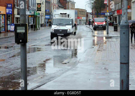 Hucknall, Nottinghamshire, UK. 19. Februar 2015. UK-Wetter: Half Term Wetter starker Regen in den East Midlands, weiterhin den Rest des Tages und kälter in der Woche. Meteorologen sagen eine gute Chance für Schnee am Wochenende. Bildnachweis: IFIMAGE/Alamy Live-Nachrichten Stockfoto