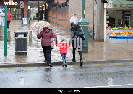 Hucknall, Nottinghamshire, UK. 19. Februar 2015. UK-Wetter: Half Term Wetter starker Regen in den East Midlands, weiterhin den Rest des Tages und kälter in der Woche. Meteorologen sagen eine gute Chance für Schnee am Wochenende. Bildnachweis: IFIMAGE/Alamy Live-Nachrichten Stockfoto