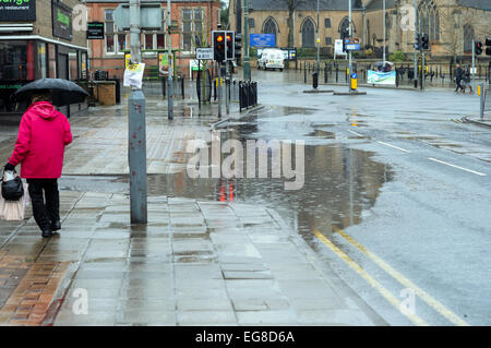 Hucknall, Nottinghamshire, UK. 19. Februar 2015. UK-Wetter: Half Term Wetter starker Regen in den East Midlands, weiterhin den Rest des Tages und kälter in der Woche. Meteorologen sagen eine gute Chance für Schnee am Wochenende. Bildnachweis: IFIMAGE/Alamy Live-Nachrichten Stockfoto