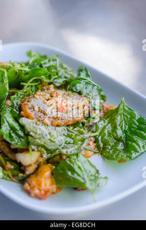 Rühren Sie eingelegte Spiegeleier mit knusprig Basilikum, Chili und Hackfleisch vom Schwein Stockfoto