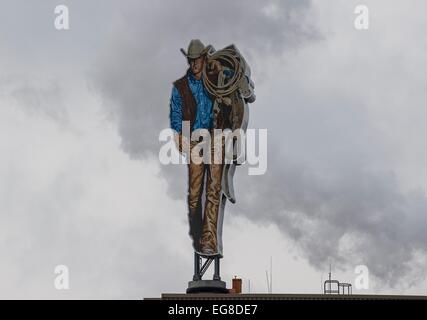 Die Werbefigur der Marlboro-Mann ist auf dem Display auf dem Gelände der Zigarettenhersteller Philip Morris in Berlin, Deutschland, 3. Februar 2014. Foto: Paul Zinken/dpa Stockfoto