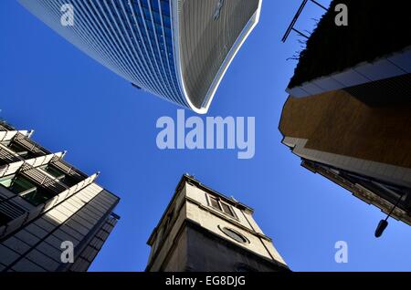 Blick bis auf Fenchurch Street,'s City of London - mit Wren, Kirche St. Margaret Pattens und das Walkie Talkie Gebäude Stockfoto