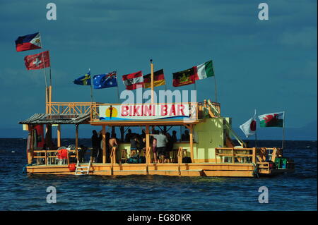 Schwimmende Bar, Sabang, Puerto Galera, Mindoro, Philippinen. Stockfoto