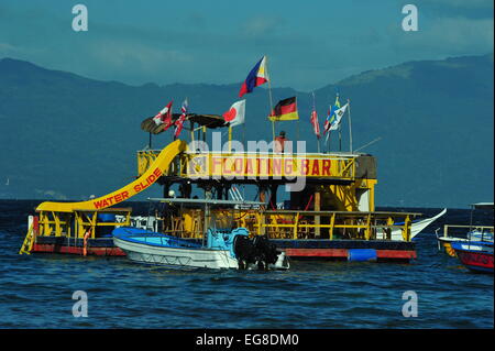 Schwimmende Bar, Puerto Galera, Sabang, Philippinen. Stockfoto