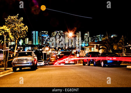 Honolulu, HI, Vereinigte Staaten - 28. August 2013: Nachtansicht des städtischen Skyline in Honolulu, Oahu, Hawaii. Honolulu ist die Hauptstadt und th Stockfoto