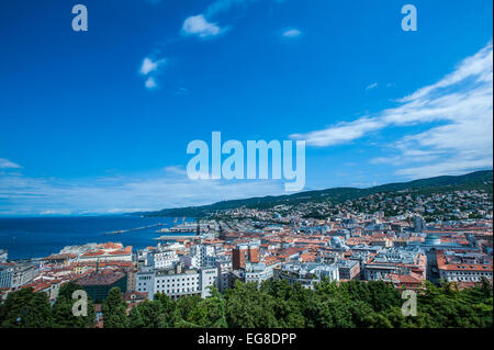 Triest, Italien - ein Blick auf die Stadt und den Golf von Triest, an einem schönen sonnigen Tag von San Giusto Kathedrale gesehen. Stockfoto