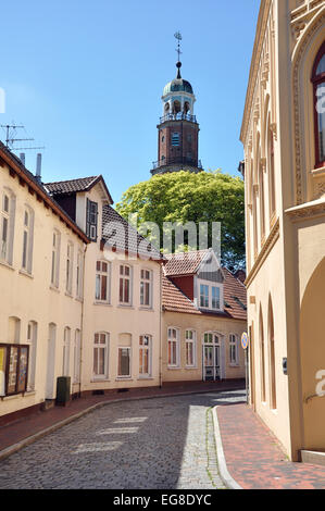 Blick auf die Straße an Häusern und einem Kirchturm Leer, Deutschland Stockfoto