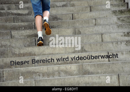 Warnung in deutscher Sprache - diesem öffentlichen Bereich wird bewacht von Überwachungskameras - am Bahnhof in Aachen, Deutschland Stockfoto