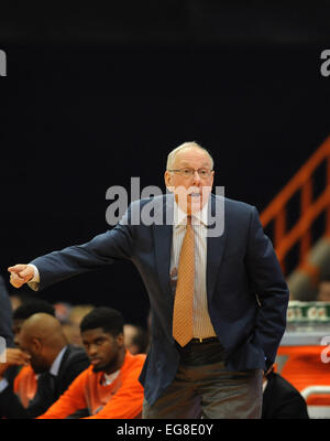 Syracuse, NY, USA. 18. Februar 2015. 18. Februar 2015: Syrakus Cheftrainer Jim Boeheim während der zweiten Hälfte des Spiels als Syracuse Orange Louisville Cardinals 69-59 im Carrier Dome in Syracuse, NY besiegt. © Csm/Alamy Live-Nachrichten Stockfoto