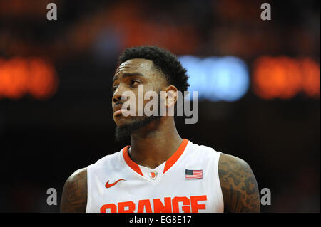 Syracuse, NY, USA. 18. Februar 2015. 18. Februar 2015: Syrakus weiterleiten Rakeem Christmas #25 in der zweiten Hälfte des Spiels als Syracuse Orange Louisville Cardinals 69-59 im Carrier Dome in Syracuse, NY besiegt. © Csm/Alamy Live-Nachrichten Stockfoto