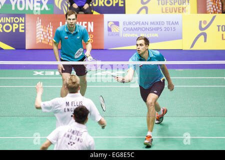 LEUVEN, BELGIEN, 14.02.2015. Badmintonspieler Vladimir Ivanov (blau, rechts) und Ivan Sozonov (blau, links) von Russland schlagen Chris Langridge (weiß, rechts) und Marcus Ellis (weiß, links) von England im Halbfinale der gemischten Team Europameisterschaft in Leuven, 2015. Stockfoto