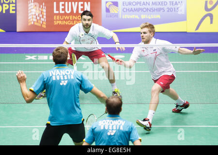 LEUVEN, BELGIEN, 14.02.2015. Badmintonspieler Chris Langridge (weiß, links) und Marcus Ellis (weiß, rechts) von England verlieren ihr Match gegen Vladimir Ivanov (blau, links) und Ivan Sozonov (blau, rechts) von Russland im Halbfinale der gemischten Team Europameisterschaft in Leuven, 2015. Stockfoto