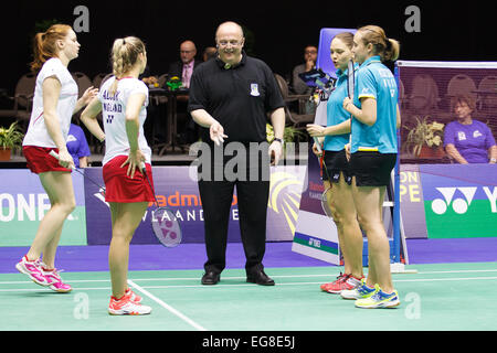 LEUVEN, BELGIEN, 14.02.2015. Badmintonspieler Lauren Smith (weiß, 1. links) und Gabrielle Adcock (weiß, 2. von links) von England Ekaterina Bolotova (blau, 1. rechts) und schlagen Evgeniya Kosetskaya (blau, 2. von rechts) von Russland im Halbfinale der gemischten Team Europameisterschaft in Leuven, 2015. Stockfoto