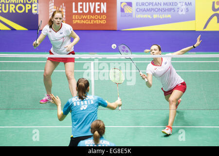 LEUVEN, BELGIEN, 14.02.2015. Badmintonspieler Lauren Smith (weiß, links) und Gabrielle Adcock (weiß, rechts) von England schlagen Ekaterina Bolotova (blau, links) und Evgeniya Kosetskaya (blau, rechts) von Russland im Halbfinale der gemischten Team Europameisterschaft in Leuven, 2015. Stockfoto