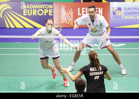 LEUVEN, BELGIEN, 14.02.2015. Badmintonspieler Christinna Pedersen (weiß, links) und Joachim Fischer Nielsen (weiße, nicht wahr) beat Max Schwenger (unten) und Carla Nelte (schwarz, rechts) von Deutschland im Halbfinale der gemischten Team Europameisterschaft in Leuven, 2015. Stockfoto