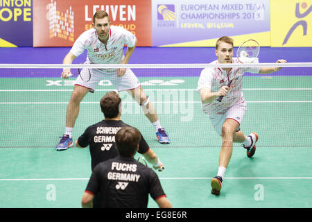 LEUVEN, BELGIEN, 14.02.2015. Badmintonspieler Mads Conrad-Petersen (weiß, links) und Mads Pieler Kolding (weiß, rechts) von Dänemark verlieren ihr Match gegen Max Schwenger (schwarz, links) und Michael Fuchs (schwarz, rechts) in das Halbfinale des Mixed Team Europameisterschaft in Leuven, 2015. Stockfoto