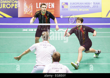 LEUVEN, BELGIEN, 14.02.2015. Badmintonspieler Max Schwenger (schwarz, links) und Michael Fuchs (schwarz, rechts) von Deutschland zu schlagen, Mads Conrad-Petersen (weiß, links) und Mads Pieler Kolding (weiß, rechts) von Dänemark im Halbfinale Finale des Mixed Team Europameisterschaft in Leuven, 2015. Stockfoto