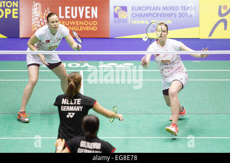 LEUVEN, BELGIEN, 14.02.2015. Badmintonspieler Kamilla Rytter Juhl (weiß, links) und Christinna Pedersen (weiß, rechts) von Dänemark zu schlagen, Johanna Goliszewski (schwarz, rechts) und Carla Nelte (schwarz, links) von Deutschland im Halbfinale Finale des Mixed Team Europameisterschaft in Leuven, 2015. Stockfoto