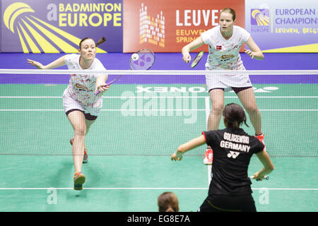 LEUVEN, BELGIEN, 14.02.2015. Badmintonspieler Kamilla Rytter Juhl (weiß, links) und Christinna Pedersen (weiß, rechts) von Dänemark schlug Johanna Goliszewski (schwarz, rechts) und Carla Nelte (unten) von Deutschland in das Halbfinale des Mixed Team Europameisterschaft in Leuven, 2015. Stockfoto