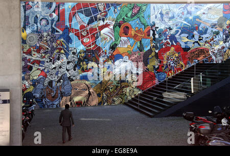 American Pop Art inspiriert geflieste Wandgemälde von Erro an der Metrostation Oriente in Lissabon Stockfoto