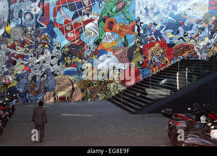 American Pop Art inspiriert geflieste Wandgemälde von Erro an der Metrostation Oriente in Lissabon Stockfoto