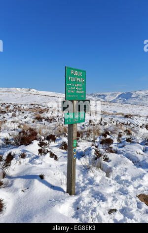 Fußweg zu unterzeichnen im Winterschnee auf Schlange Weg, mittlere Moor über Hayfield, Peak District National Park, Derbyshire, England, UK. Stockfoto