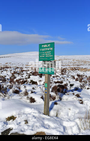 Fußweg zu unterzeichnen im Winterschnee auf Schlange Weg, mittlere Moor über Hayfield, Peak District National Park, Derbyshire, England, UK. Stockfoto