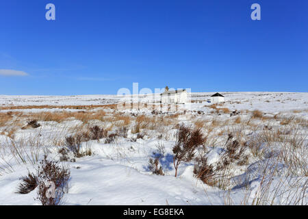 Schießen Kabine Schlange Weg im Winter auf mittlere Moor über Hayfield, Peak District National Park, Derbyshire, England, UK. Stockfoto