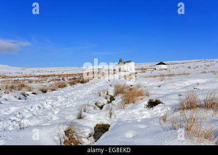 Schießen Kabine Schlange Weg im Winter auf mittlere Moor über Hayfield, Peak District National Park, Derbyshire, England, UK. Stockfoto