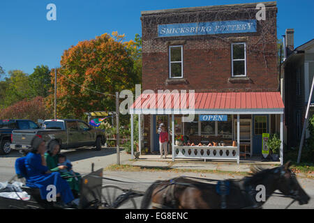 AMISH FRAUEN IM BUGGY SMICKSBURG KERAMIK MAIN STREET SMICKSBURG GROßEN VERTRAG WEG INDIANA COUNTY PENNSYLVANIA USA Stockfoto