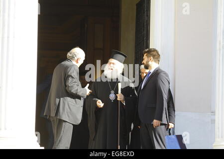 Athen, Griechenland. 19. Februar 2015. Theodore II. Patriarch von Alexandria verlässt die Maximos Villa nach einem Besuch in Alexis Tsipras. Papst und Patriarch von Alexandria und ganz Afrika, Theodore II, von der griechisch-orthodoxen Kirche von Alexandria, besucht dem griechischen Premierminister Alexis Tsipras in seinen Büros in Athen. Stockfoto