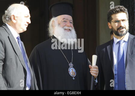 Athen, Griechenland. 19. Februar 2015. Theodore II. Patriarch von Alexandria verlässt die Maximos Villa nach einem Besuch in Alexis Tsipras. Papst und Patriarch von Alexandria und ganz Afrika, Theodore II, von der griechisch-orthodoxen Kirche von Alexandria, besucht dem griechischen Premierminister Alexis Tsipras in seinen Büros in Athen. Stockfoto