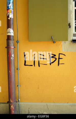 Graffiti das Wort Liebe, Deutsch für Liebe, an Wand in Freiburg Im Breisgau, Deutschland Stockfoto
