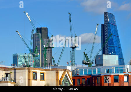 London, England, Vereinigtes Königreich. Baukräne über die City of London Stockfoto
